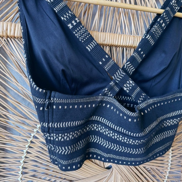 Express Black and Gold Metallic Striped Women's Crop Top SZ S/P - Picture 4 of 5